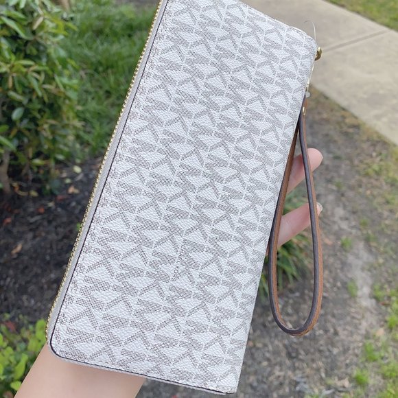 MK JST LG CONTINENTAL WALLET WRISTLET VANILLA - Picture 3 of 5